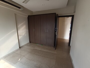 Room in 3 BHK Apartment at Bandra West – for Rent