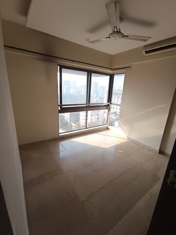Room in 3 BHK Apartment at Bandra West – for Rent
