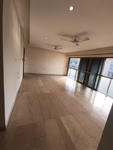 Room in 3 BHK Apartment at Bandra West – for Rent