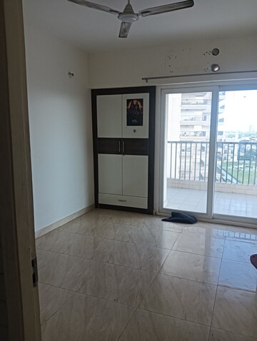 Room in 2 BHK Apartment at Gaur Yamuna City, Gaur Yamuna City – for Rent