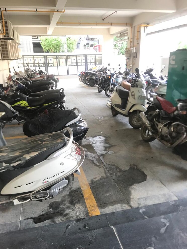  Parking, sola Commercial Office Space 781 Sq.Ft. In Sola Ahmedabad 8972337