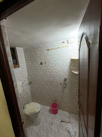 Bathroom in 2 BHK Apartment at Mohan Nagar – for Rent