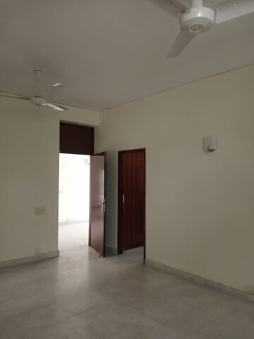 Room in 4 BHK Builder Floor at Maharani Bagh – for Rent