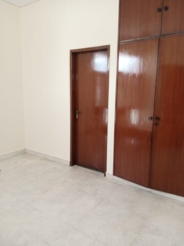 Room in 4 BHK Builder Floor at Maharani Bagh – for Rent
