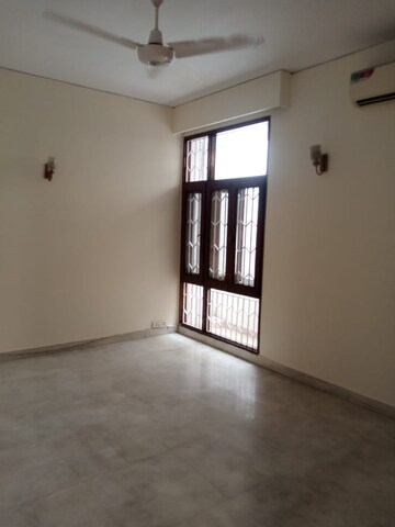 Room in 4 BHK Builder Floor at Maharani Bagh – for Rent