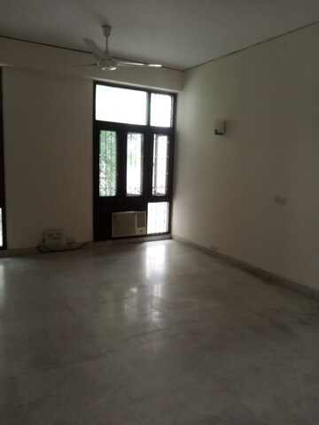 Room in 4 BHK Builder Floor at Maharani Bagh – for Rent