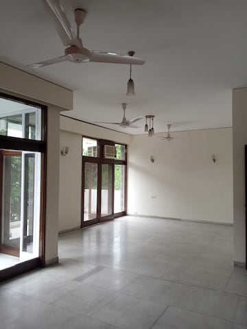 Room in 4 BHK Builder Floor at Maharani Bagh – for Rent
