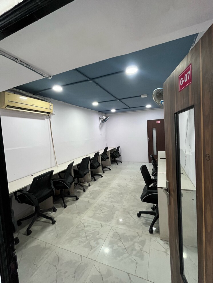  Parking, sector 3 Commercial Office Space 700 Sq.Ft. In Sector 3 Noida 8972460