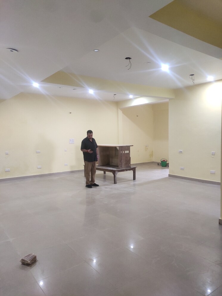  Parking, aliganj Commercial Office Space 1000 Sq.Ft. In Aliganj Lucknow 8972493