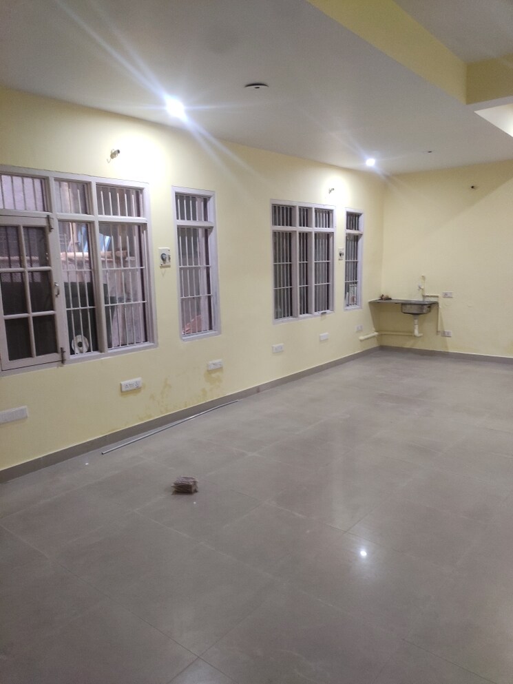 Room, aliganj Commercial Office Space 1000 Sq.Ft. In Aliganj Lucknow 8972493