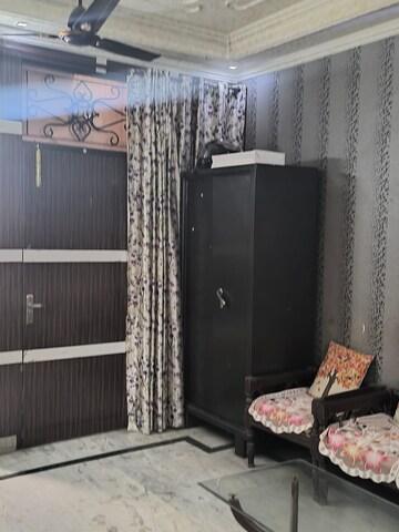 Room in 3 BHK Apartment at Ahinsa Khand 2 – for Rent