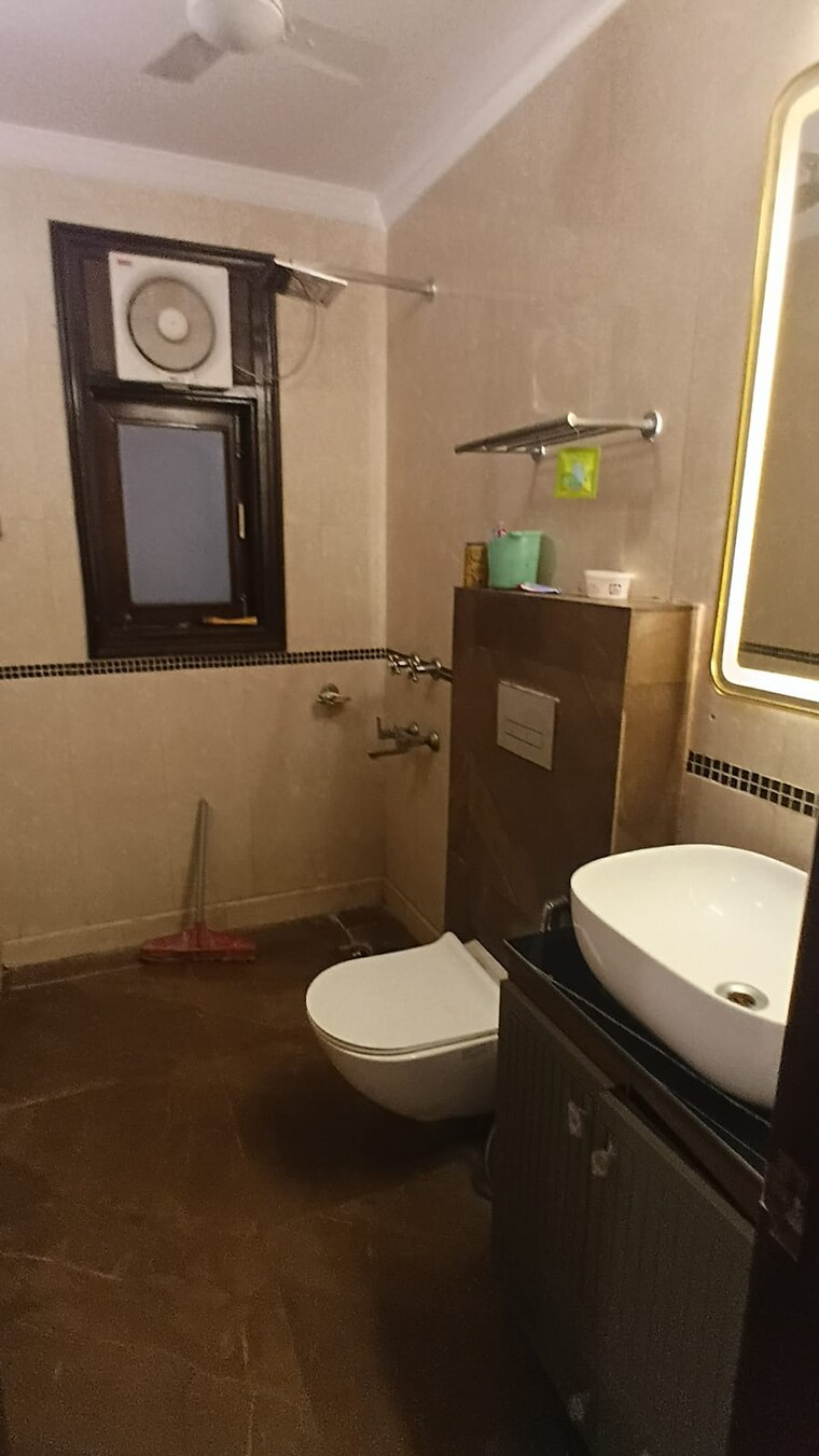 Bathroom, east of kailash 3 Bedroom 200 Sq.Yd. Builder Floor In East Of Kailash Delhi 8972836