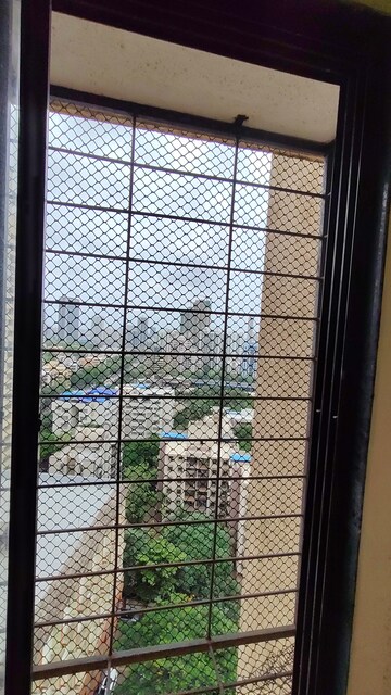 Room in 1 BHK Apartment at JP Decks, Goregaon East – for Rent