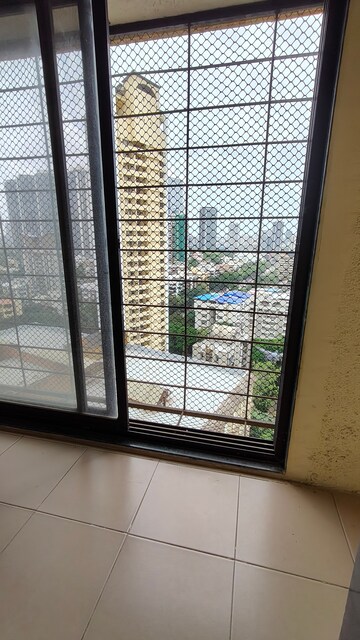 Room in 1 BHK Apartment at JP Decks, Goregaon East – for Rent