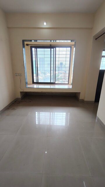 Room in 1 BHK Apartment at JP Decks, Goregaon East – for Rent