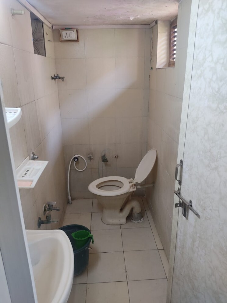 Attached Bathroom, navrangpura 3 Bedroom 1500 Sq.Ft. Apartment In Navrangpura Ahmedabad 8972886