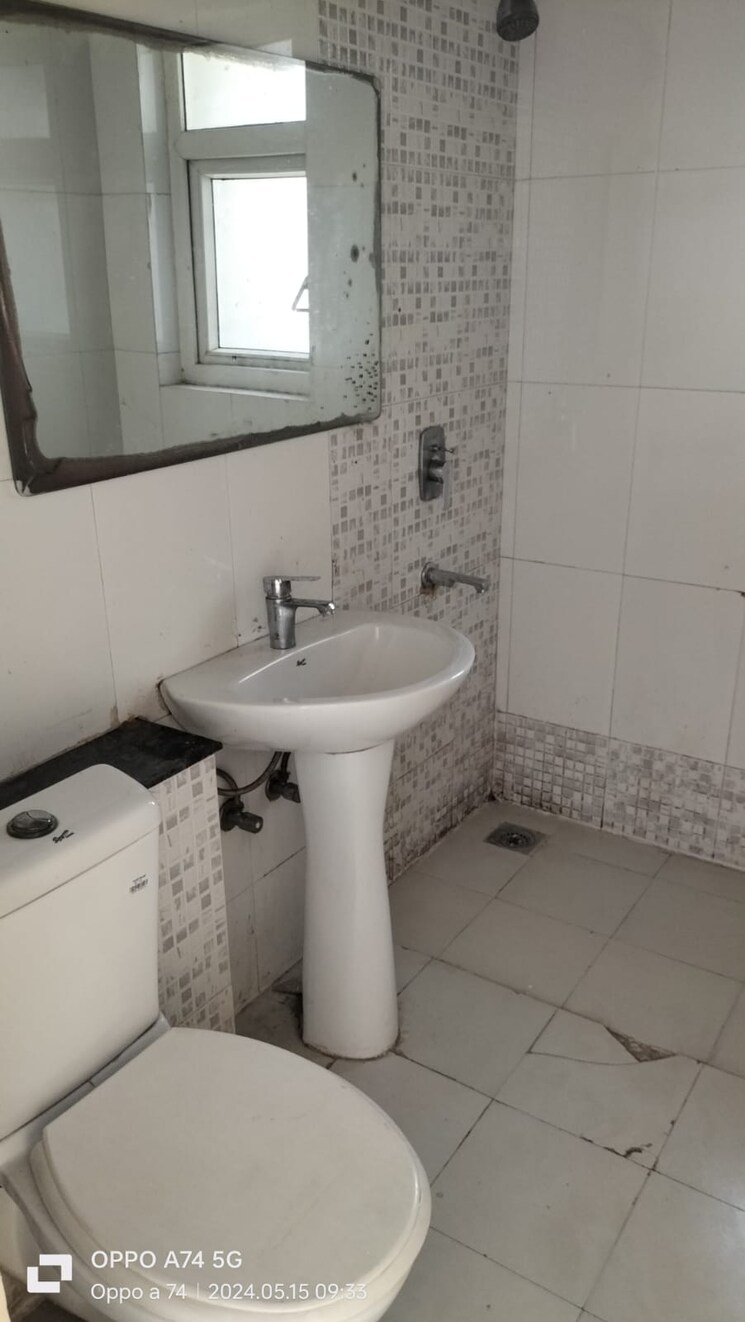 Bathroom, tulip-yellow 3 Bedroom 1704 Sq.Ft. Apartment In Sector 69 Gurgaon 8972951