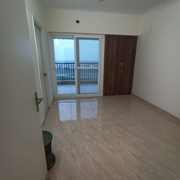 Room in 2 BHK Apartment at Gaur Yamuna City Plot, Gaur Yamuna City – for Rent