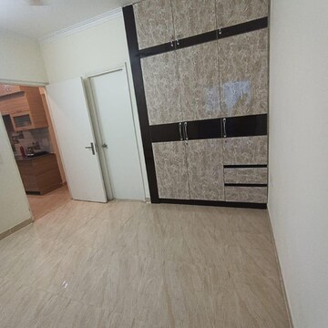 Room in 2 BHK Apartment at Gaur Yamuna City Plot, Gaur Yamuna City – for Rent