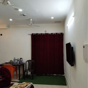 Room in 2.5 BHK Apartment at Gaur Yamuna City 16th Park View, Sector 19 Yamuna Expressway – for Rent