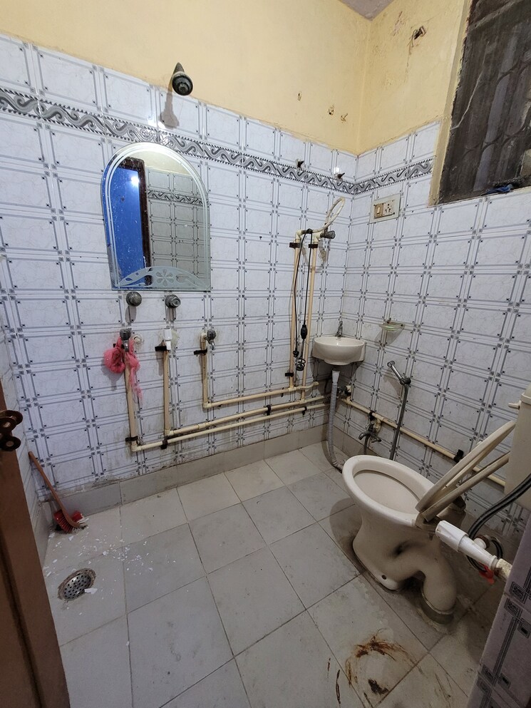 Bathroom, dilshad garden 1 Bedroom 450 Sq.Ft. Apartment In Dilshad Garden Delhi 8973136