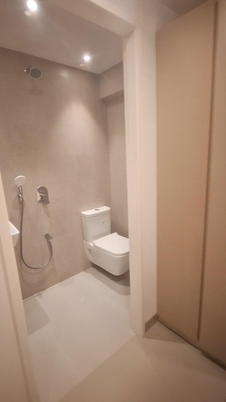 Bathroom, dlf-the-westpark 4 Bedroom 2200 Sq.Ft. Apartment In Andheri West Mumbai 8973153