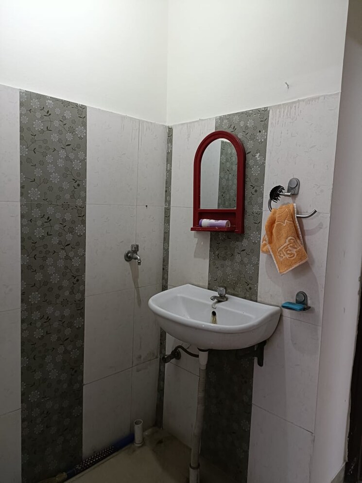 Bathroom, shivam-chs-goregaon-east 1 Bedroom 410 Sq.Ft. Apartment In Goregaon East Mumbai 8973152