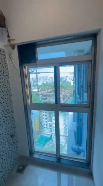 Room in 2 BHK Apartment at Platinum Life, Andheri West – for Rent