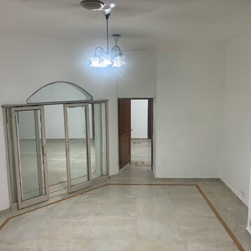 Room in 3.5 BHK Independent House at RWA Apartments Sector 15, Sector 15 – for Rent