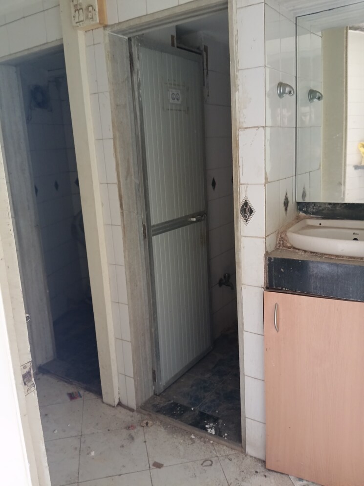 Bathroom, t-v-industrial-estate Commercial Office Space 900 Sq.Ft. In Worli Mumbai 8973229