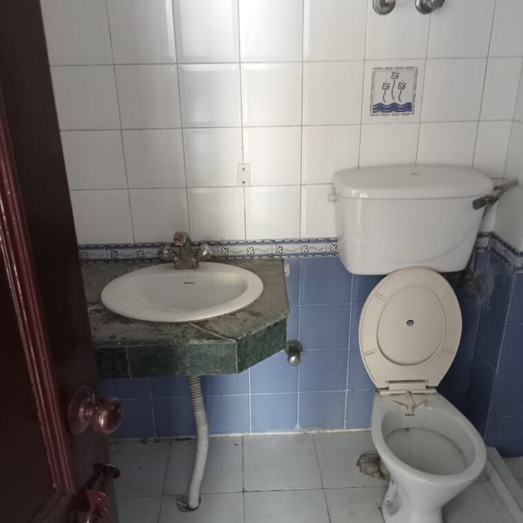 Bathroom, gaur-ganga-i 2 Bedroom 985 Sq.Ft. Apartment In Vaishali Sector 4 Ghaziabad 8973234