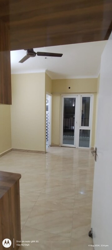 Room in 3 BHK Apartment at Gaur City 1st Avenue, Sector 4 Greater Noida – for Rent
