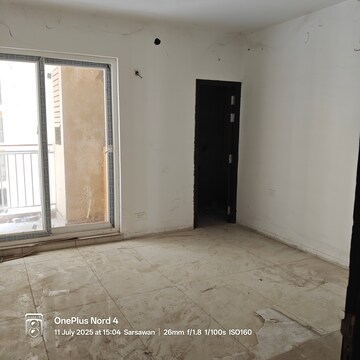 Room in 3.5 BHK Apartment at Gomti Nagar – for Sale