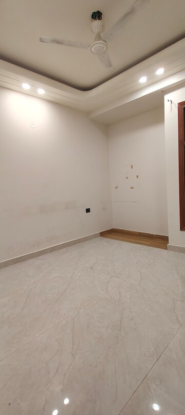 Room in 3 BHK Builder Floor at Chattarpur – for Rent