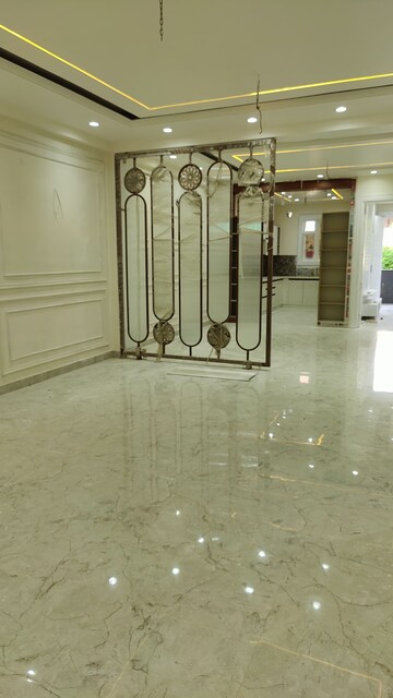 Room in 4 BHK Builder Floor at Green Fields Colony – for Rent