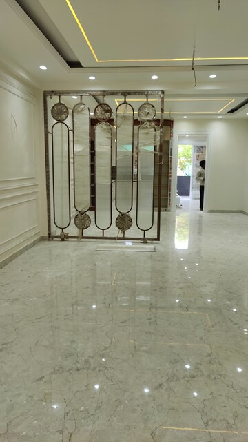 Room in 4 BHK Builder Floor at Green Fields Colony – for Rent
