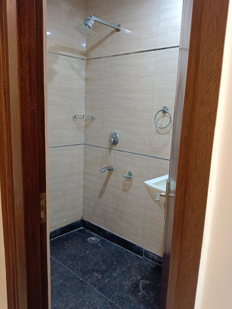 Bathroom, lajpat nagar 4 2 Bedroom 1090 Sq.Ft. Builder Floor In Lajpat Nagar 4 Delhi 8973677