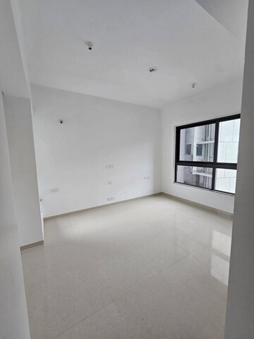 Room in 3 BHK Apartment at Kalpataru Immensa, Kolshet Road – for Rent