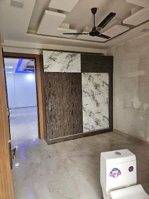 Room in 3 BHK Builder Floor at Aimnabad – for Sale