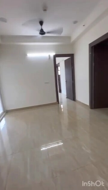 Room in 2 BHK Apartment at Gaur City 7th Avenue, Sector 4 Greater Noida – for Rent