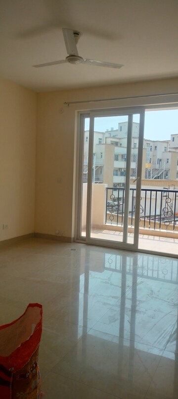 Room in 3 BHK Apartment at Emaar Emerald Floors Premier, Sector 65 – for Rent