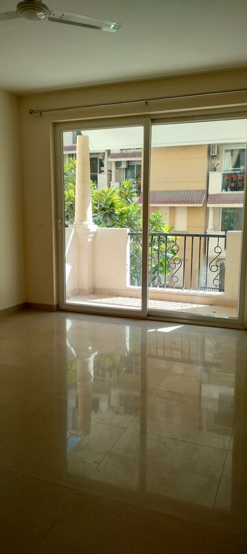 Room in 4 BHK Apartment at Emaar Emerald Floors Premier, Sector 65 – for Rent
