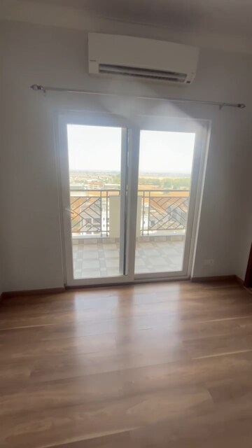 Room in 3 BHK Apartment at Central Park Flower Valley Aqua Front Towers, Sohna Sector 33 – for Rent