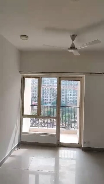 Room in 3 BHK Apartment at Panchsheel Greens, Sector 16 Greater Noida – for Sale