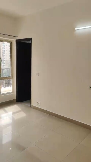 Room in 3 BHK Apartment at Panchsheel Greens, Sector 16 Greater Noida – for Sale