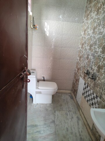 Bathroom in 1.5 BHK Builder Floor at Ashok Nagar – for Rent