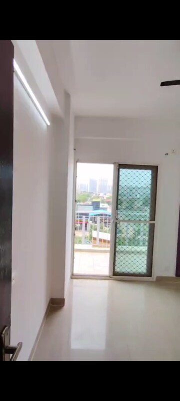 Room in 2.5 BHK Apartment at Fusion Homes, Tech Zone 4 Greater Noida – for Sale