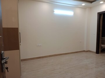 Room in 3 BHK Builder Floor at BPTP District, Sector 81 – for Sale