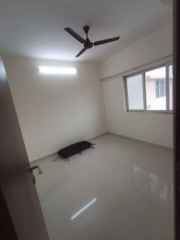Room in 2 BHK Apartment at Omkar Signet, Malad East – for Rent