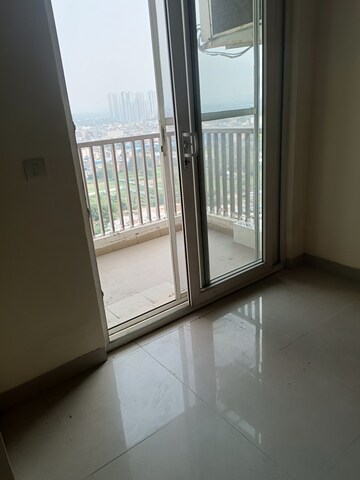 Room in 3 BHK Apartment at Unitech Escape, Sector 50 – for Rent